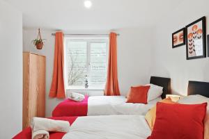 Llit o llits en una habitació de Stylish and Comfortable 2BR Flat in Central BS - Fast Wi-Fi!