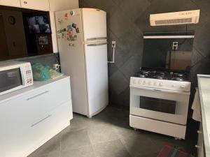 una cucina con frigorifero bianco e piano cottura di Lu a Itu