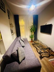ein Schlafzimmer mit einem großen Bett und einem TV in der Unterkunft Taksim apartment in Istanbul