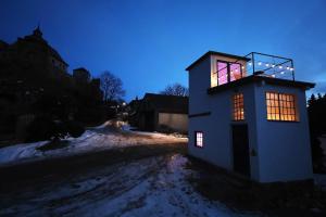Lipnice nad Sázavou的住宿－Trafajda，夜晚有窗户的房子