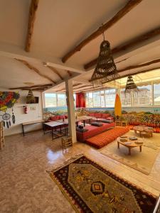 ein großes Wohnzimmer mit Sofas und einem Teppich in der Unterkunft Happy Surf Hostel in Taghazout