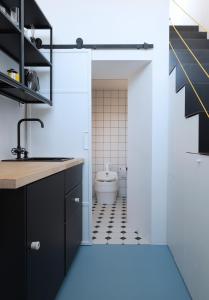 Łazienka z toaletą oraz czarno-białą podłogą wyłożoną kafelkami w obiekcie Trafajda w mieście Lipnice nad Sázavou