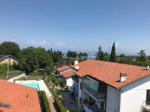 een uitzicht vanaf het dak van een huis met een zwembad bij Appartamento Borgo Secolo in Peschiera del Garda