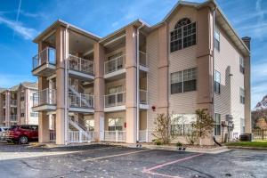 a large apartment building with a parking lot at Family Friendly condo at Diamond Resorts! in Branson
