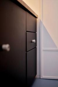 czarna szafka w pokoju z drzwiami w obiekcie Trafajda w mieście Lipnice nad Sázavou