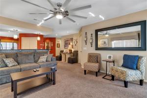 sala de estar con sofá, sillas y espejo en Family Friendly condo at Diamond Resorts! en Branson