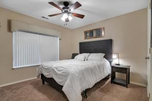 1 dormitorio con 1 cama y ventilador de techo en Family Friendly condo at Diamond Resorts! en Branson
