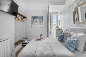 un soggiorno con letto e TV di Sandway House a Torquay Altre 63 foto
