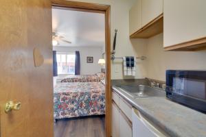 een keuken met een wastafel en een bed in een kamer bij Loveland Vacation Rental Pets Welcome in Loveland