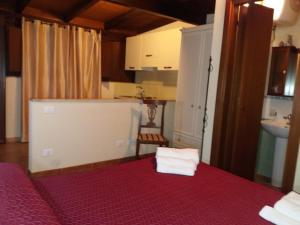 サン・ヴィート・ロ・カーポにあるAPPARTAMENTO A SAN VITO LO CAPO STANZA CON BAGNOのベッドとキッチン付きの小さな部屋