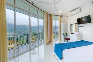 een slaapkamer met een bed en een balkon bij Queens mount Ridge in Kandy
