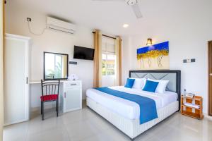 1 dormitorio con 1 cama grande y 1 silla roja en Queens mount Ridge en Kandy