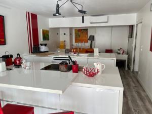 Kuchnia lub aneks kuchenny w obiekcie Une pause…au soleil Classé 4 étoiles 108 m2 à 3min à pieds de la plage