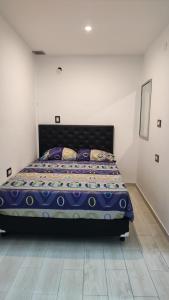 una camera bianca con un letto di Departamento para 4 personas en ezeiza a Ezeiza