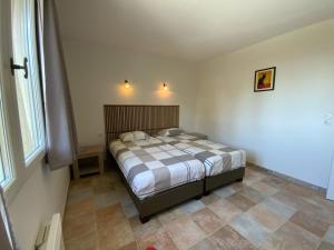 um quarto com uma cama num quarto com uma janela em Bramasole em Tourtour