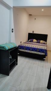 una camera con un letto e una panca di Departamento para 4 personas en ezeiza a Ezeiza