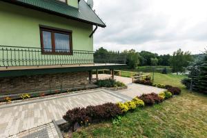 a house with a walkway next to a yard at Dolina 3 Stawów Tarnawka in Handzlówka