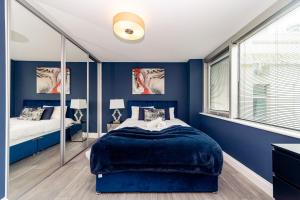 Una cama o camas en una habitación de Spacious Morden Apartment I Next to Brighton Beach