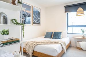 Postel nebo postele na pokoji v ubytování Adanac by Revelstoke Vacations