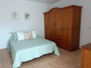 A bed or beds in a room at Apartamento entero Rosa Adra