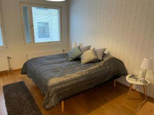 een slaapkamer met een groot bed in een kamer bij Studiohuoneisto Valtakatu 45, sauna, AC, WiFi in Lappeenranta