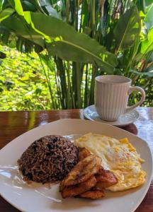 un piatto di prodotti per la colazione con una tazza di caffè di Sunrise a Bahía Drake