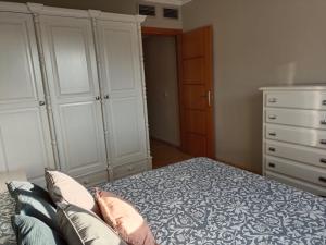 A bed or beds in a room at Apartamento entero Rosa Adra Még 6 kép