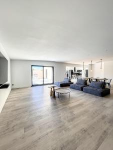 Televízia a/alebo spoločenská miestnosť v ubytovaní Villa 400m2 piscine intérieure très calme