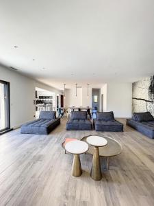 Posedenie v ubytovaní Villa 400m2 piscine intérieure très calme
