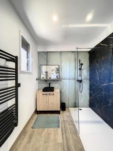 Posteľ alebo postele v izbe v ubytovaní Villa 400m2 piscine intérieure très calme