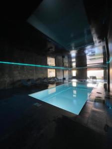 Bazén v ubytovaní Villa 400m2 piscine intérieure très calme alebo v jeho blízkosti