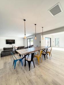 Posedenie v ubytovaní Villa 400m2 piscine intérieure très calme