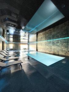 Bazén v ubytovaní Villa 400m2 piscine intérieure très calme alebo v jeho blízkosti
