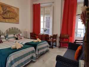 een slaapkamer met 2 bedden en een tafel en stoelen bij Principe B in Granada