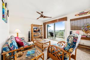 sala de estar con sofá y mesa en Kahaluu Reef 203, en Kailua-Kona