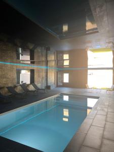 Bazén v ubytovaní Villa 400m2 piscine intérieure très calme alebo v jeho blízkosti