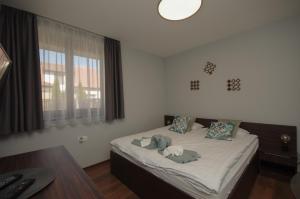 A bed or beds in a room at Paradiso Apartmanház