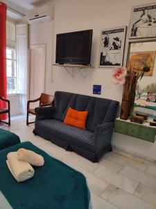 een woonkamer met een bank en een flatscreen-tv bij Principe B in Granada