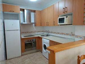 A kitchen or kitchenette at Apartamento entero Rosa Adra