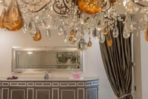 a room with a mirror and a chandelier at Florencia Luxury Apartament in Florence