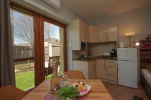 A kitchen or kitchenette at Paradiso Apartmanház