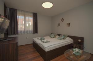 A bed or beds in a room at Paradiso Apartmanház