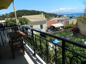 einen Balkon mit Blick auf ein Haus in der Unterkunft Seven Islands in Gaios