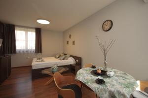 A bed or beds in a room at Paradiso Apartmanház