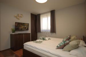 A bed or beds in a room at Paradiso Apartmanház