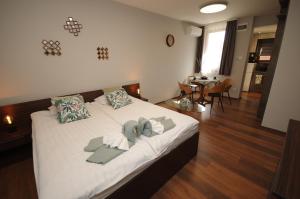 A bed or beds in a room at Paradiso Apartmanház