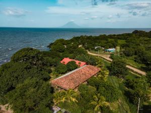 eine Luftansicht eines Hauses neben dem Meer in der Unterkunft Casa Hacienda El Menco in Rivas