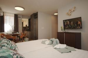 A bed or beds in a room at Paradiso Apartmanház