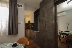 A kitchen or kitchenette at Paradiso Apartmanház