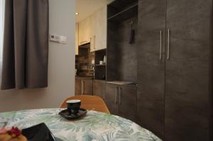 A kitchen or kitchenette at Paradiso Apartmanház